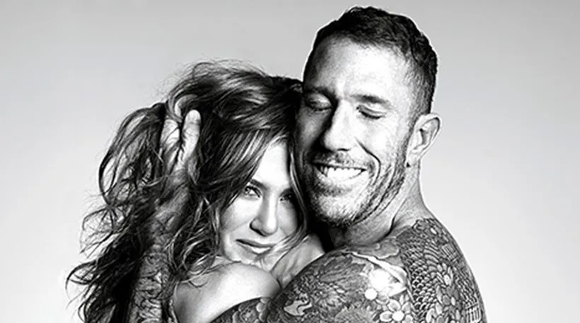 Η Jennifer Aniston σε ασπρόμαυρη καλλιτεχνική φωτογράφιση αγκαλιά με έναν άνδρα.