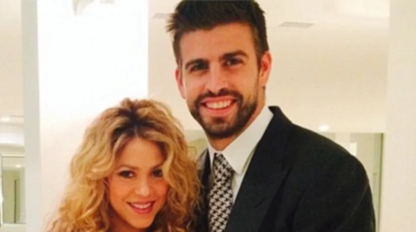 Η Shakira και ο Gerard Piqué ποζάρουν χαμογελαστοί σε εσωτερικό χώρο.