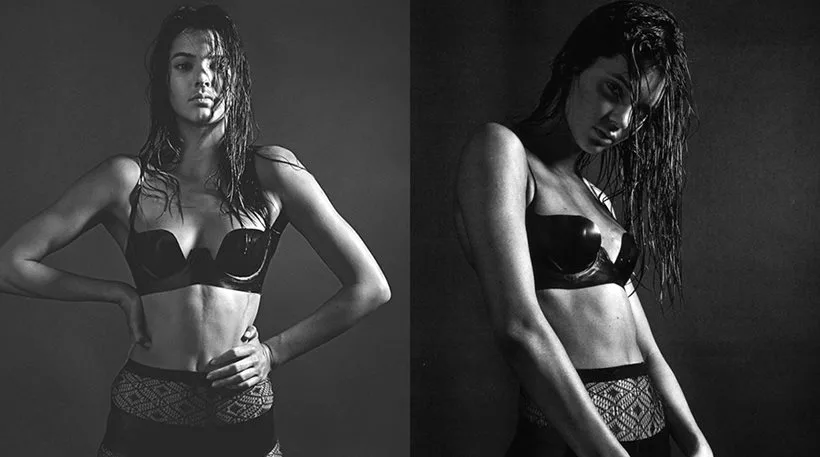 Ασπρόμαυρη φωτογραφία της Kendall Jenner με μαύρα εσώρουχα και βρεγμένα μαλλιά.