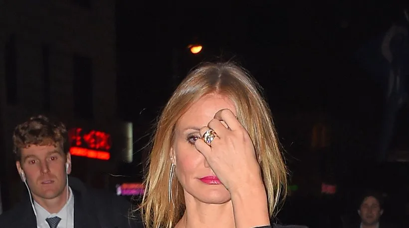 Η Cameron Diaz προσπαθεί να κρύψει το πρόσωπό της από τους φωτογράφους.