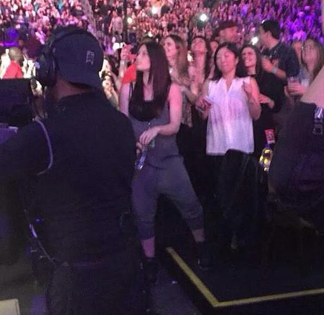 Jessica-Biel-Baby-Bump-Justin-Timberlake-Concert-2