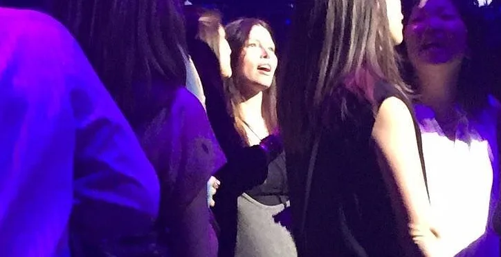 Η Jessica Biel σε συναυλία ανάμεσα στο πλήθος.