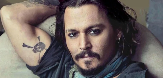 Ο Johnny Depp με τατουάζ νεκροκεφαλή στο μπράτσο.