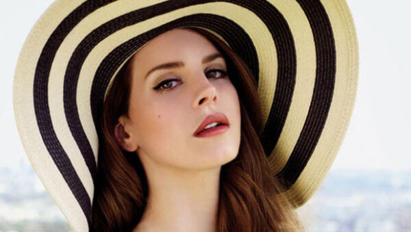 H Lana Del Rey ποζάρει στο φακό του συντρόφου της! Δείτε την