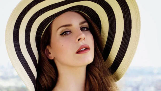 Η Lana Del Rey με ριγέ καπέλο