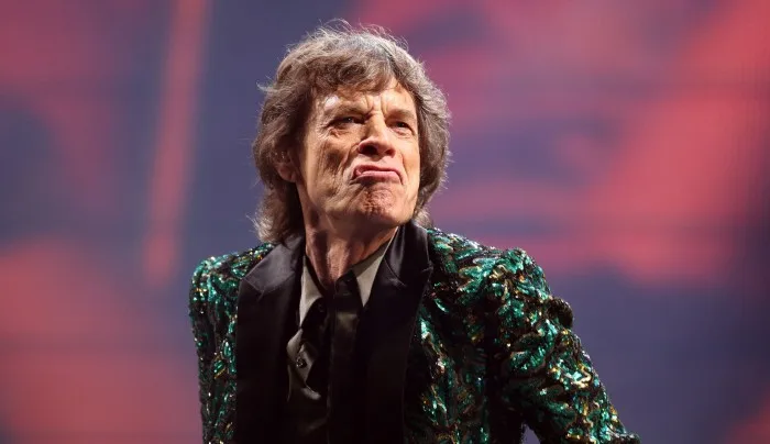 Ο Mick Jagger στη σκηνή του Glastonbury Festival το 2013, παραγωγός της νέας σειράς του HBO.