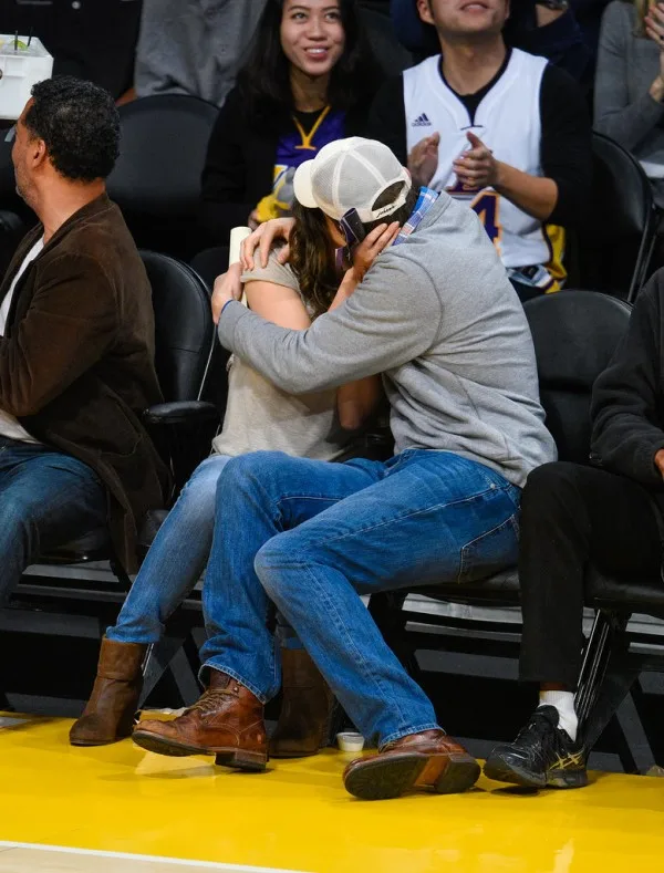 Mila-Kunis-Ashton-Kutcher-Lakers-Game-Dec-2014bb