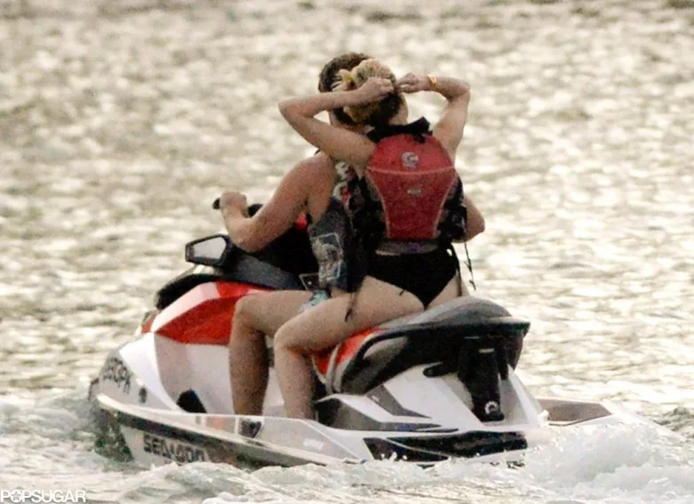 Η Miley Cyrus και ο Patrick Schwarzenegger πάνω σε jet ski στη θάλασσα.