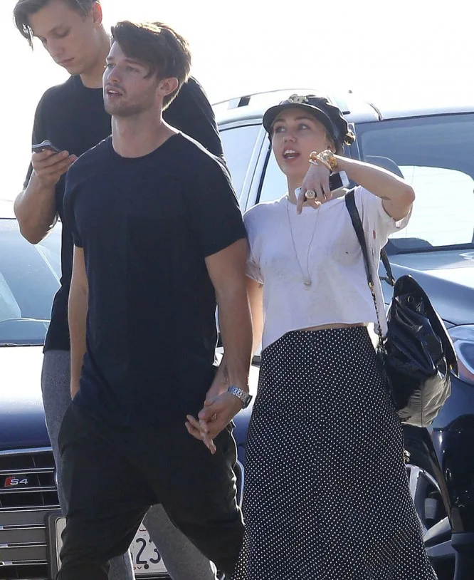 Miley-Cyrus-Patrick-Schwarzenegger-Show-PDA-Pictures-2