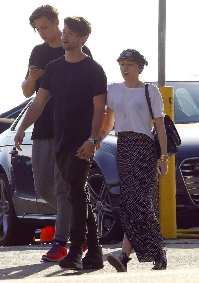 Miley-Cyrus-Patrick-Schwarzenegger-Show-PDA-Pictures-5