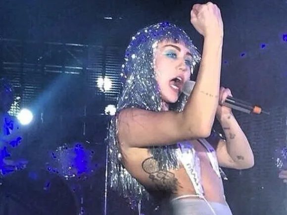 Miley-Cyrus-ass-nude-butt-naked-nudity-porn-Art-Basel-2014-3-580x435