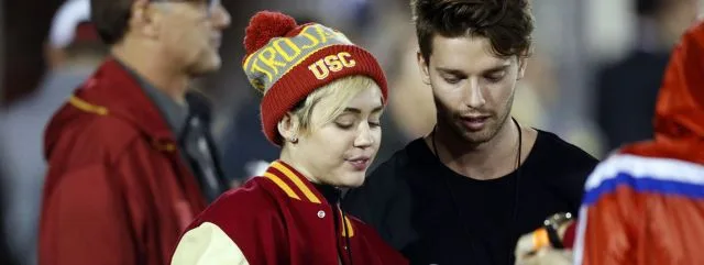 Η Miley Cyrus και ο Patrick Schwarzenegger σε εξωτερικό χώρο.