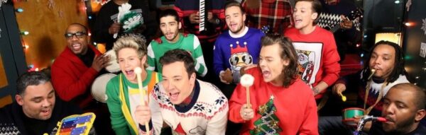 Οι…χριστουγεννιάτικοι One Direction τραγουδάνε το «Santa Claus Is Coming To Town» μαζί με τους Roots!