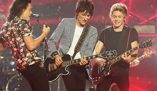 Ο Ronnie Wood των Rolling Stones στη σκηνή με μέλη των One Direction.