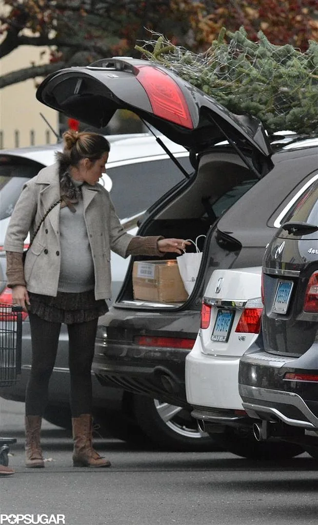 Pregnant-Blake-Lively-Buys-Christmas-Tree-Pictures-2