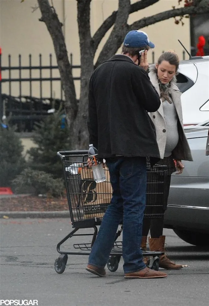 Pregnant-Blake-Lively-Buys-Christmas-Tree-Pictures-3