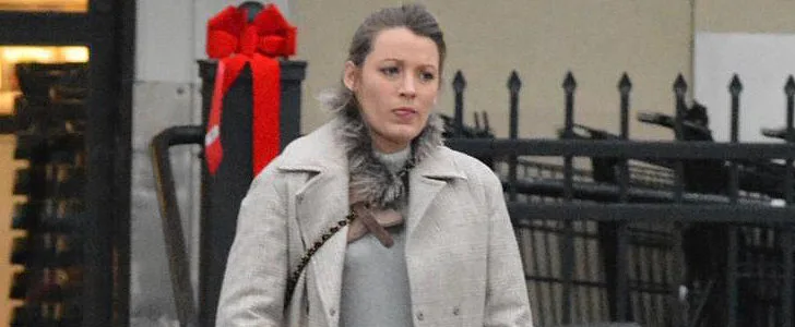 Η Blake Lively με γκρι παλτό και γούνινο γιακά σε εξωτερικό χώρο.