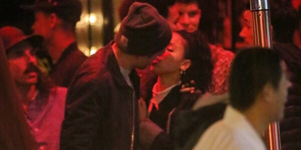 Δεν μπορεί να κρύψει τον έρωτα του ο Robert Pattinson! Δείτε τον σε στιγμές πάθους