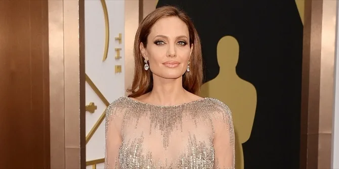 Η Angelina Jolie σε επίσημη εμφάνιση στο κόκκινο χαλί.