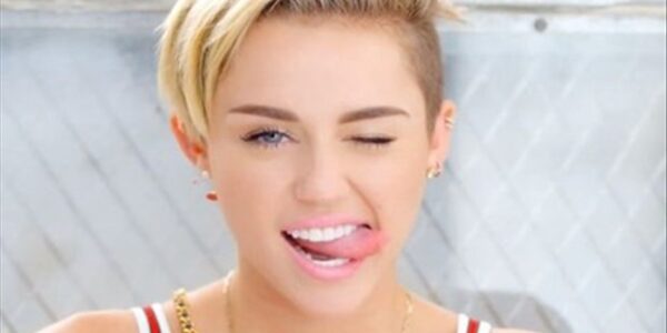 Η Miley Cyrus το έκανε και αυτό στο instagram: Τopless στο κρεβάτι της