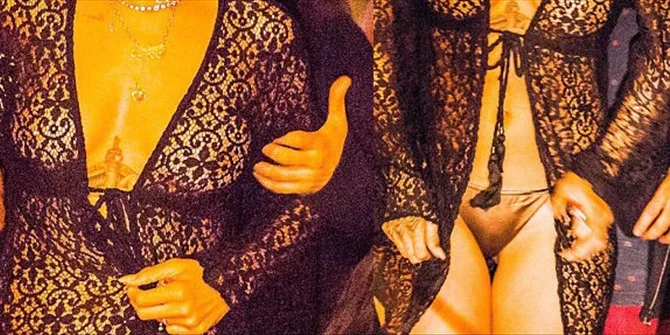 Η Rihanna με μαύρο δαντελένιο κιμονό και εσώρουχα.