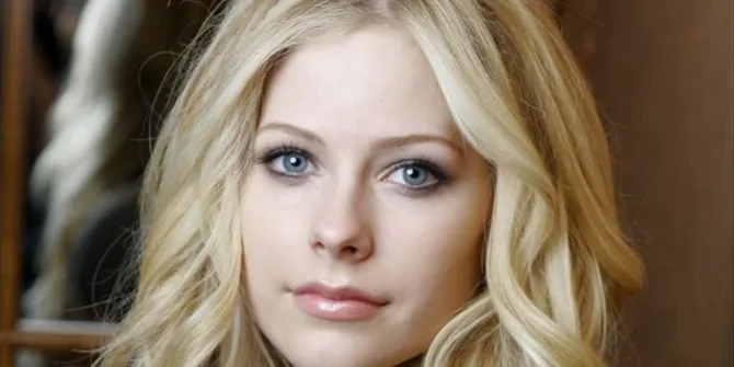 Κοντινό πορτρέτο της Avril Lavigne με ξανθά μαλλιά.