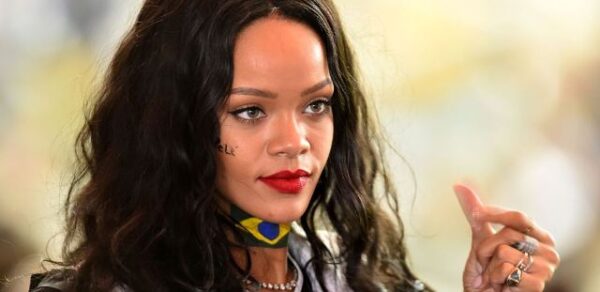 H Rihanna απαντάει στην Miley Cyrus με ακόμα πιο προκλητική φωτογραφία!