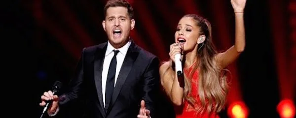 Ο Michael Buble και η Ariana Grande τραγουδούν μαζί στη σκηνή.