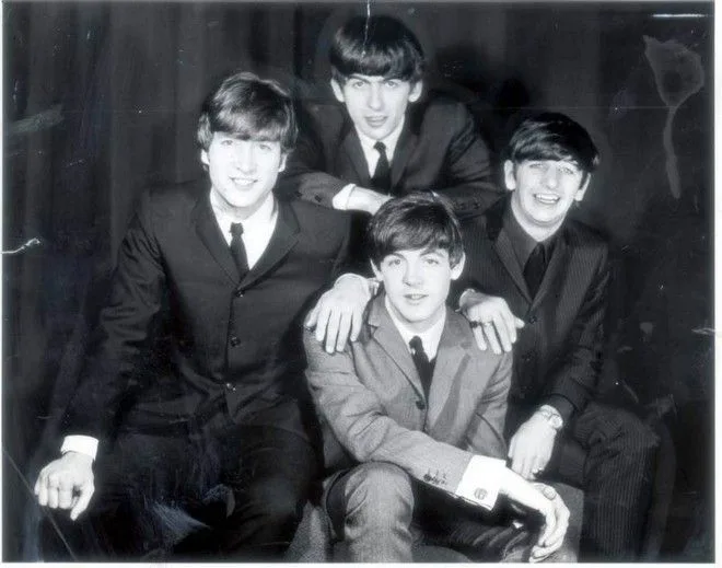 Οι Beatles σε ασπρόμαυρη φωτογραφία από τη δεκαετία του '60.