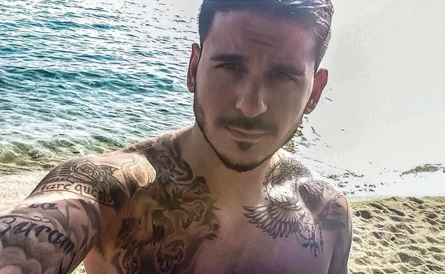 Ο STAN ποζάρει χωρίς μπλούζα στην παραλία δείχνοντας τα τατουάζ του.