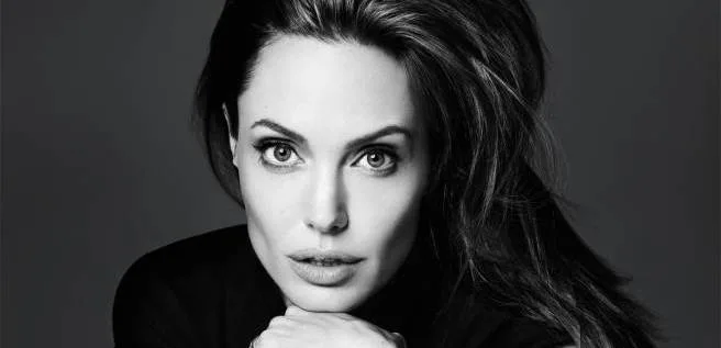 Ασπρόμαυρο πορτρέτο της Angelina Jolie.