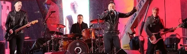 Οι U2 με τον Chris Martin στη σκηνή στην Times Square.
