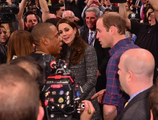 Ο Jay-Z συνομιλεί με την Kate Middleton και τον Πρίγκιπα William σε αγώνα NBA.