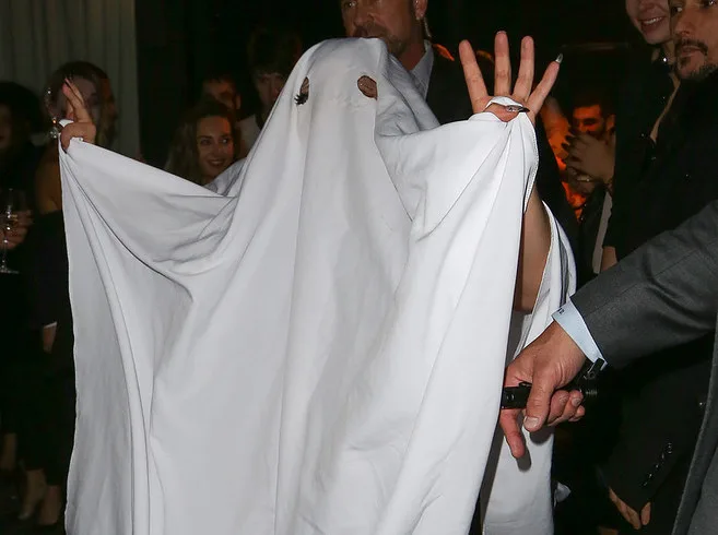 Η Lady Gaga ντυμένη φάντασμα με λευκό σεντόνι.