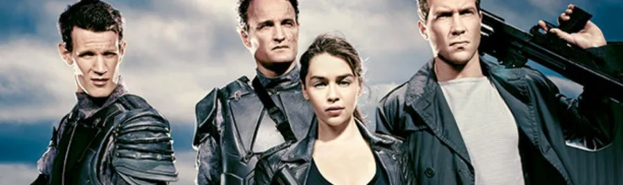Τέσσερις πρωταγωνιστές της ταινίας Terminator Genisys σε πόζα δράσης.