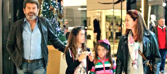 Ο Γιάννης Λάτσιος με τα παιδιά του σε εμπορικό κέντρο.