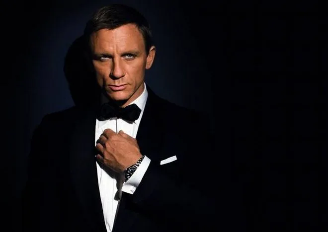 Ο Daniel Craig ως James Bond με σμόκιν.