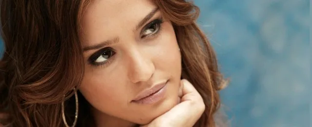 Κοντινό πλάνο της Jessica Alba με το χέρι στο πηγούνι.