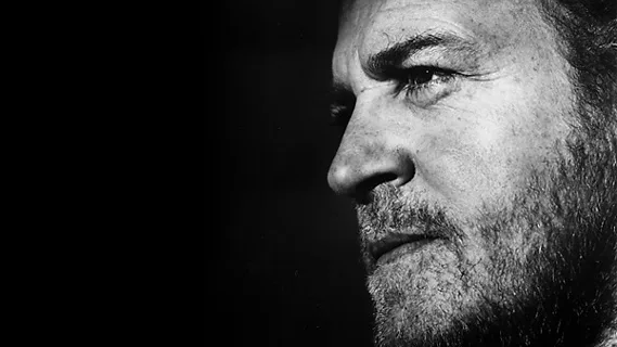 Κοντινό ασπρόμαυρο προφίλ του Joe Cocker με μούσι.