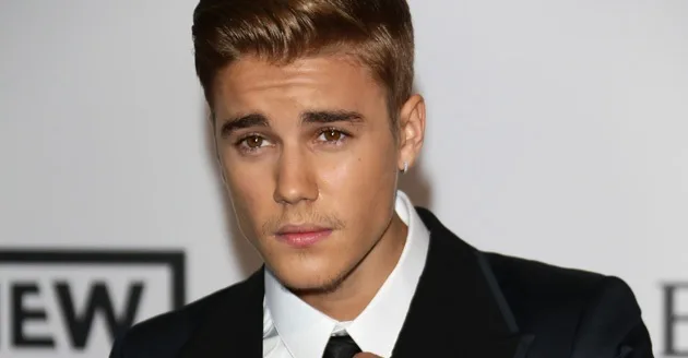 Ο Justin Bieber με κοστούμι σε επίσημη εκδήλωση.