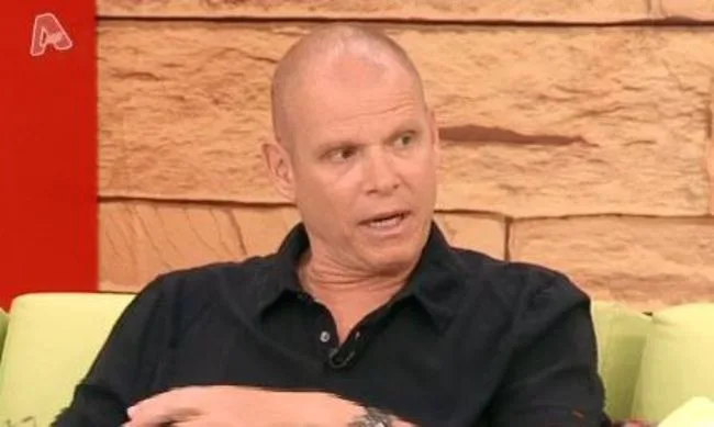 Ο Τζώνη Καλημέρης σε τηλεοπτική εκπομπή του Alpha.
