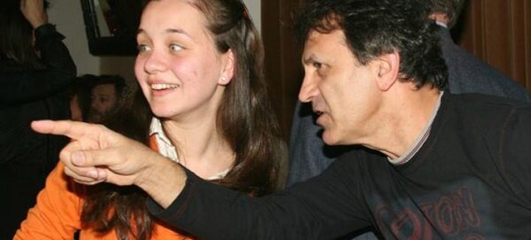 Ετσι είναι σήμερα η Αρετή Κετιμέ -Η μικρή που γνωρίσαμε στο πλάι του Νταλάρα έγινε μια εντυπωσιακή νεαρή