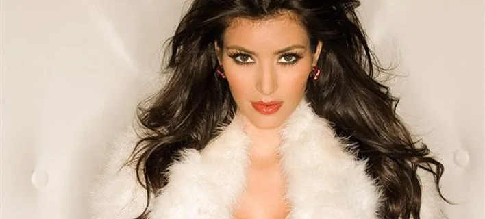 Η Kim Kardashian σε κοντινό πλάνο με λευκή γούνα