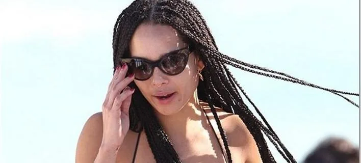 Η Zoe Kravitz με πλεξούδες και γυαλιά ηλίου στην παραλία.