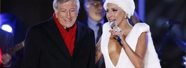 Η Lady Gaga και ο Tony Bennett σε χριστουγεννιάτικη εμφάνιση στο Rockefeller Center.