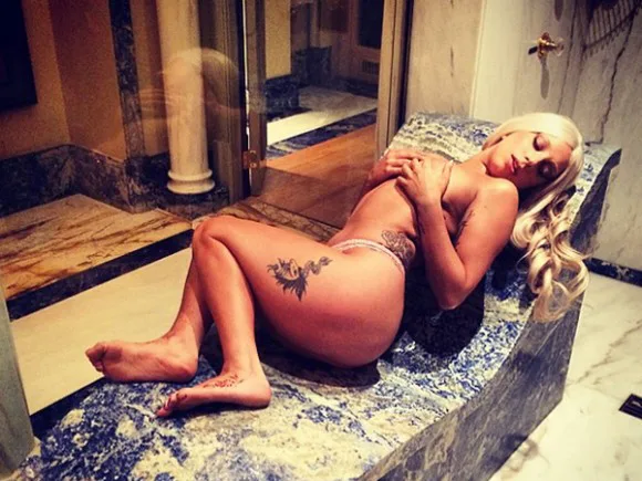 lady-gaga-boobs-2