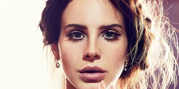 Κοντινό πορτρέτο της Lana Del Rey με έντονο μακιγιάζ στα μάτια.