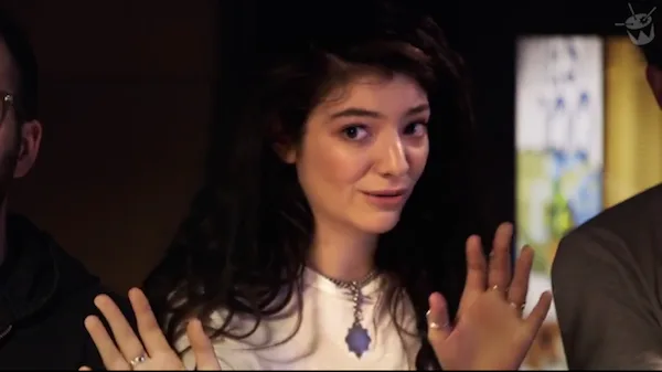Η Lorde σε πλάνο από βίντεο του Triple J.