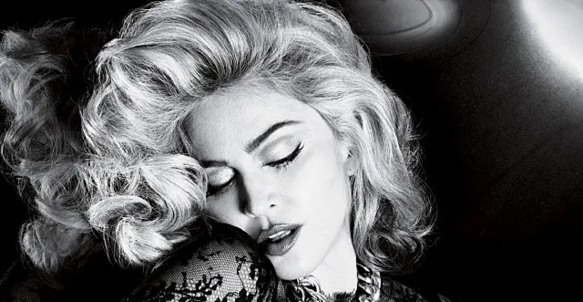 Η Madonna με ξανθά κυματιστά μαλλιά σε ασπρόμαυρη φωτογραφία.