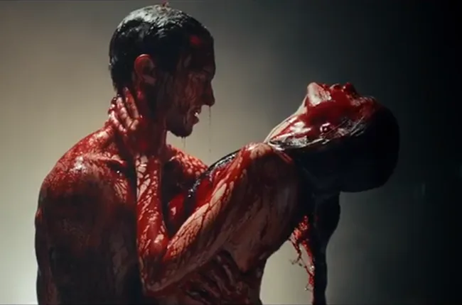 Ο Adam Levine και μια γυναίκα καλυμμένοι με αίμα στο video clip Animals των Maroon 5.